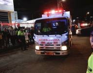 Integrantes de la Policía Nacional de Colombia custodian la ambulancia en que trasladan al senador Miguel Uribe Turbay
