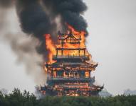 El templo Yongqing incendiándose