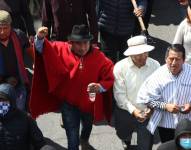 Leonidas Iza, predidente de la Conaie (poncho rojo), lideras las movilizaciones en contra del Gobierno.