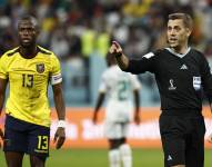 GR2105. DOHA (CATAR), 29/11/2022.- El árbitro francés Nicolás Danos (d) en un partido de la fase de grupos del Mundial de Fútbol Qatar 2022 entre Ecuador y Senegal en el estadio Internacional Jalifa en Doha (Catar). EFE/ Rodrigo Jiménez