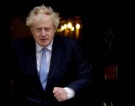 Archivo - El primer ministro británico, Boris Johnson, sale caminando de sus oficinas en Downing Street el viernes 13 de mayo de 2022, en Londres. (AP Foto/Frank Augstein, Archivo)
