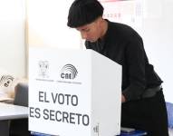 Un ciudadano votando.