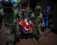 Organismos de socorro buscan este miércoles a seis personas que continúan desaparecidas tras el aluvión del pasado lunes en la capital ecuatoriana, Quito, que dejó 26 fallecidos y destrozos en viviendas y otras infraestructuras de barrios del centro oeste de la ciudad. EFE/ José Jácome