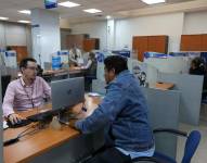 Funcionario del Servicio de Rentas Internas en atención al cliente.