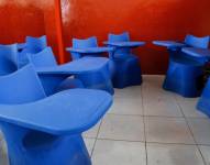 Imagen de pupitres en una unidad educativa. Foto referencial.