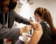 Las vacunas están diseñadas para estimular una respuesta inmunitaria que evite que la infección con el SARS-CoV-2 derive en un caso leve, moderado o grave de COVID-19.