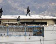Policías vigilan desde el techo de la Penitenciaría del Litoral.