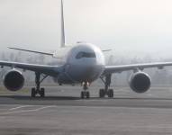 En Ecuador hay 22 aeropuertos. Cuatro de ellos reciben vuelos internacionales: los de Quito, Guayaquil, Manta y Latacunga. Los otros 18 operan vuelos nacionales.