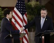 El presidente de Costa Rica, Rodrigo Chaves (d), saluda al secretario de Estado de Estados Unidos, Marco Rubio, este 4 de febrero de 2025 en San José (Costa Rica).