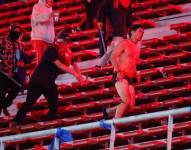 Momento en el que un aficionado chileno era agredido por ultras argentinos.