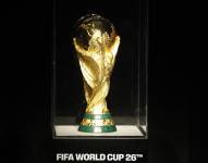 Fotografía del trofeo de la Copa Mundial de la FIFA, durante la develación del reloj de Mundial este miércoles, en Ciudad de México (México).