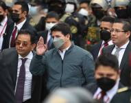 El presidente de Perú Pedro Castillo (centro) a su salida de la Fiscalía de la Nación, en Lima