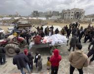 Varios gazatíes rodean un vehículo que retira los cadaveres de varias víctimas tras una ofensiva en la localidad de Beit Lahia, en el extremo norte de la Franja de Gaza.