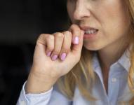 Mujer comiendose las uñas