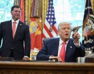 El presidente de Estados Unidos, Donald Trump, habla después de firmar una proclamación presidencial en honor al 90 aniversario de la Ley del Seguro Social, acompañado por el Comisionado de la Administración del Seguro Social, Frank Bisignano (izq.), en la Oficina Oval de la Casa Blanca en Washington, D.C.