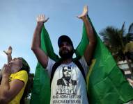 Simpatizantes del presidente de Brasil y candidato a la reelección, Jair Bolsonaro, se reúnen en una calle mientras esperan la publicación de los resultados de la segunda ronda de las elecciones presidenciales hoy, en Río de Janeiro.