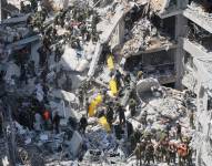 Miembros del Comando del Frente Interno de Israel buscan a personas desaparecidas bajo los escombros de un edificio residencial en Bat Yam, tras el impacto de misiles iraníes, este domingo 15 de junio.
