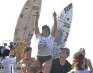 Dominic Barona de Ecuador celebra su victoria en la edición 39 del Corona Prosurf Circuit este domingo, en Isabela (Puerto Rico).
