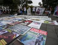 Fotografía de archivo de carteles con imágenes de personas desaparecidas, en Ecuador. EFE/José Jácome