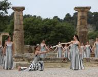 Encendido de la antorcha olímpica este lunes en las ruinas de la antigua Olimpia.