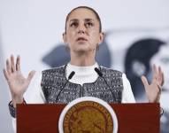 La presidenta de México, Claudia Sheinbaum, habla durante su rueda de prensa matutina este viernes, en el Palacio Nacional de Ciudad de México (México).