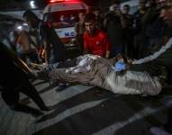 Llegada de un cuerpo al hospital Al Shifa tras un bombardeo israelí en Gaza el 19 de octubre de 2025.