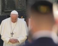 Fotografía de archivo del 13 de septiembre de 2021 del papa Francisco rezando durante un encuentro con miembros de la comunidad judía en Bratislava, Eslovaquia.