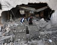 Las personas inspeccionan la destrucción tras un ataque israelí al hospital Al-Ahli, también conocido como el hospital Bautista o Ahli Árabe, en la Ciudad de Gaza, el 13 de abril de 2025.