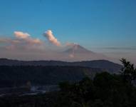 El volcán Sangay se encuentra activo y ha provocado la emisión de ceniza.