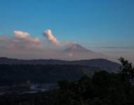 El volcán Sangay se encuentra activo y ha provocado la emisión de ceniza.