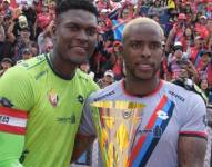 David Cabezas y Anthony Bedoya celebrando el título con El Nacional de la Copa Ecuador