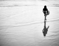 Mujer sosteniendo tabla de surf