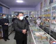 En esta imagen proporcionada por el gobierno norcoreano, el líder de Corea del Norte, Kim Jong Un, en el centro, visita una farmacia en Pyongyang, el 15 de mayo de 2022.