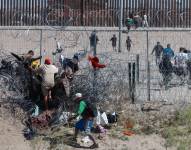 Imagen de archivo de migrantes cruzan una alambrada de navajas y púas, en la frontera que divide a México de los Estados Unidos, en Ciudad Juárez, en México.