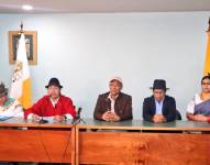 Momento de rueda de prensa de Leonidas Iza (rojo) y otros dirigentes del movimiento indígena.