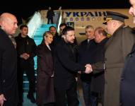 Esta fotografía tomada de la cuenta «X» del presidente ucraniano Volodymyr Zelensky en las redes sociales muestra al presidente ucraniano Volodymyr Zelensky (C) estrechando la mano de su esposa Olena Zelenska (centro L) tras el aterrizaje de su avión en Turquía el 17 de febrero de 2025.