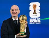 El presidente de la FIFA Gianni Infantino posa con el trofeo de la Copa del Mundo.
