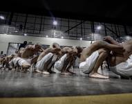 Fotografía sin fecha cedida por el Gobierno de El Salvador donde se observan pandilleros en el denominado Centro de Confinamiento del Terrorismo (Cecot) en Tecoluca (El Salvador).