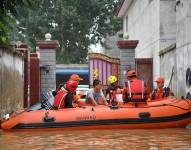 Rescate en una vivienda inundada en Shawo Village, en Zhuozhou.