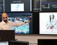 Miembro del parlamento presentando a Diella.