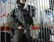 (COLOMBIA), 07/06/2025.- Un policía custodia la ambulancia en la que fue trasladado el senador colombiano Miguel Uribe Turbay, quien fue herido durante un atentado en un acto político en Bogotá.