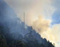 Vista de un incendio forestal en el cerro El Cable, en Bogotá (Colombia).