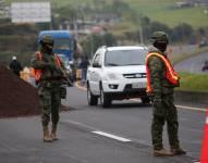 Integrantes de las Fuerzas Armadas de Ecuador revisan un vehículo este domingo 12 de octubre, en Machachi, provincia de Pichincha.