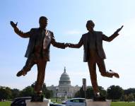 Estatua de Donald Trump con Jeffrey Epstein en Washington D.C.