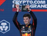 Verstappen, de 24 años, logró su vigésima tercera victoria en la F1, la tercera del año -en las tres pruebas que acabó-; en una carrera que el español Carlos Sainz (Ferrari) acabó tercero.