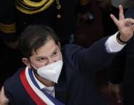 El nuevo presidente de Chile, Gabriel Boric, muestra un signo de victoria después de su ceremonia de juramentación en el Congreso en Valparaíso, Chile, el viernes 11 de marzo de 2022. (AP Foto/Esteban Felix)