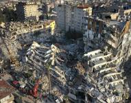 Los equipos de rescate remueven escombros en edificios colapsados en Antakya, al suroeste de Turquía el viernes 10 de febrero del 2023. (AP Foto/Hussein Malla)