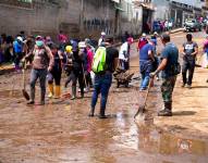 Quito 5 de febrero 2022. Gran minga de limpieza en el sector de la comuna y sector la gasca afectados por el deslave del pasado lunes.API / DANIEL MOLINEROS