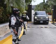 Fuerzas gubernamentales custodian la entrada de un hotel luego de un enfrentamiento armado.