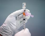 Un miembro del Departamento de Bomberos de Filadelfia prepara una dosis de la vacuna de Johnson &amp; Johnson contra el COVID-19.